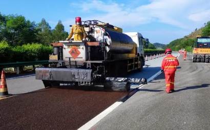 Fine anti-slip surface treatment technology for layer paving construction technology